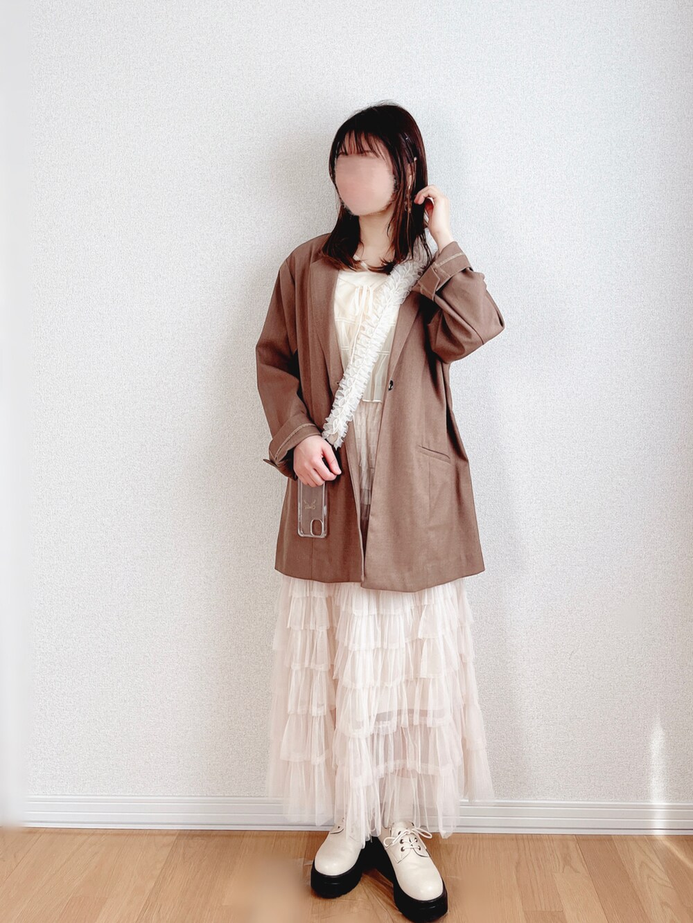 ブラウン系のテーラードジャケット、ホワイト系のキャミソール、ホワイト系のキャミソールを着用したレディースの春コーディネートの4枚目の写真