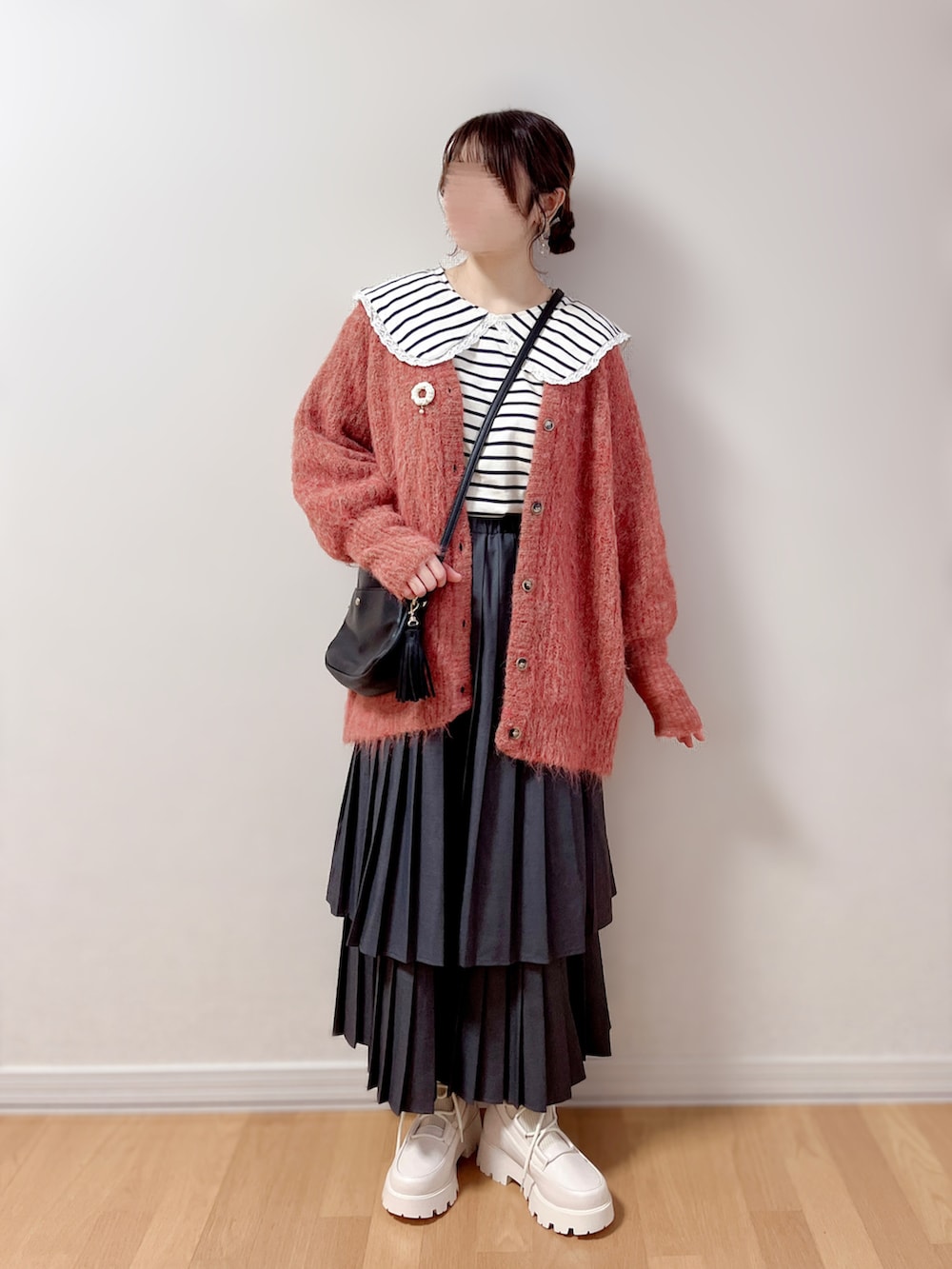 ブラック系のショルダーバッグ、ホワイト系のブローチ/コサージュを着用したレディースの冬コーディネートの3枚目の写真