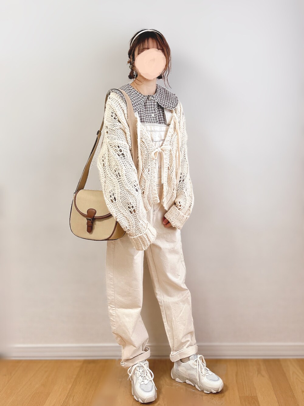 グレー系のシャツ/ブラウス、グリーン系のモッズコート、ホワイト系のサロペット/オーバーオールを着用したレディースの冬コーディネートの2枚目の写真