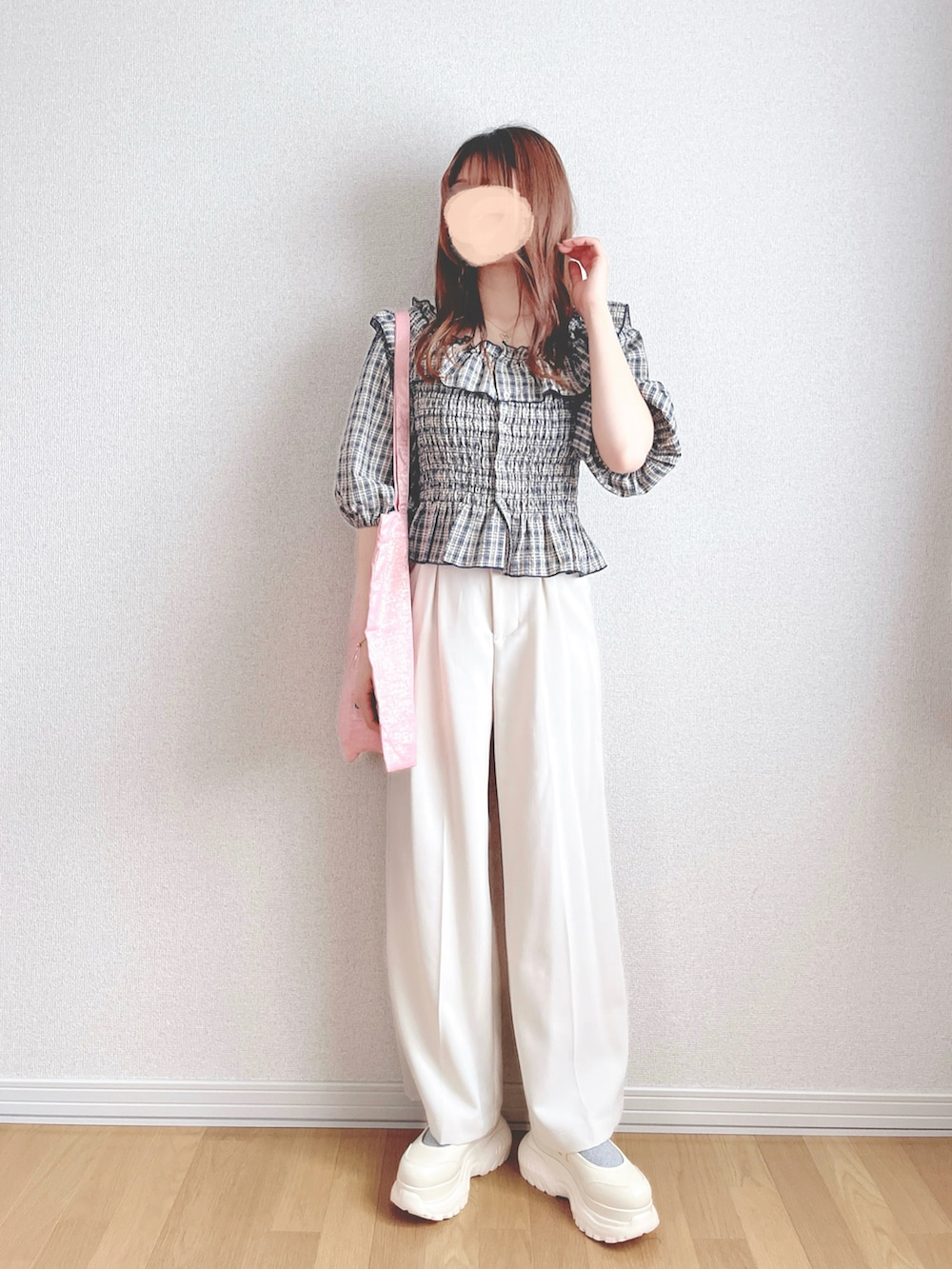 ホワイト系のスラックス、ホワイト系のスニーカー、ブルー系のシャツ/ブラウスを着用したレディースの夏コーディネートの4枚目の写真