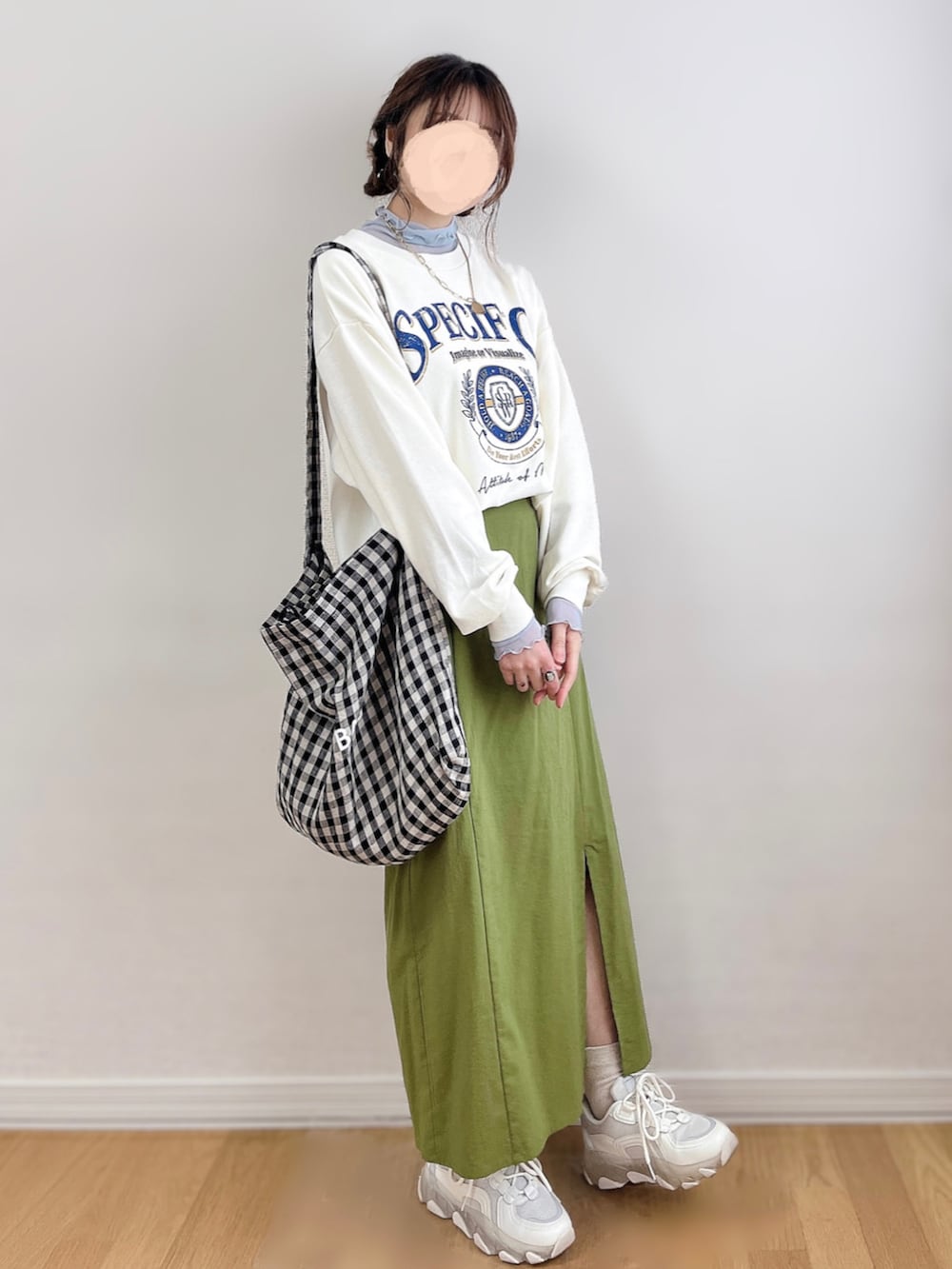 ホワイト系のスウェット、ブルー系のTシャツ/カットソー、グリーン系のスカートを着用したレディースの春コーディネートの2枚目の写真