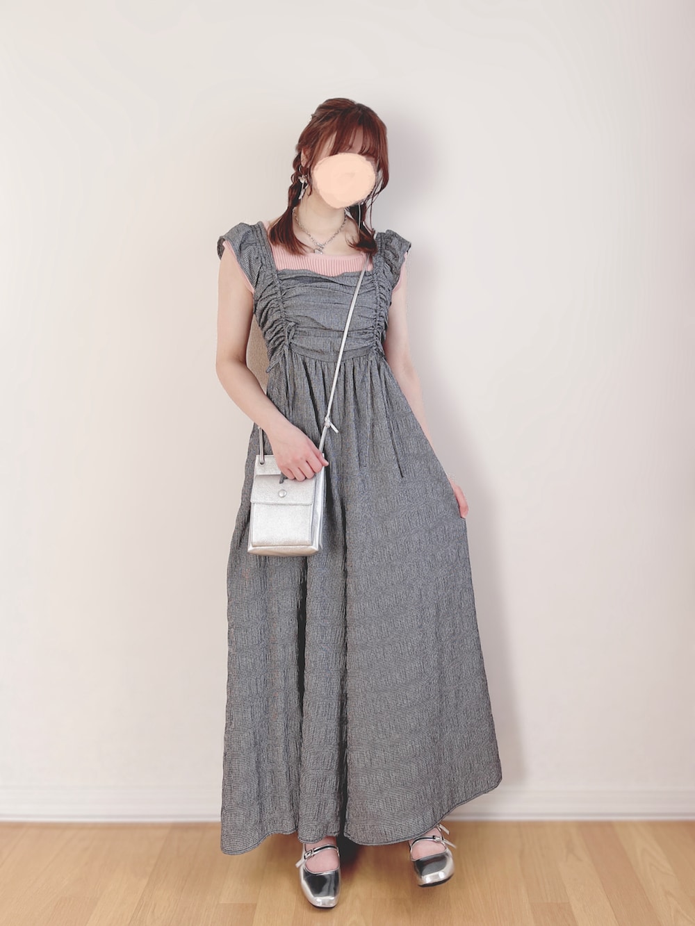 ブラック系のつなぎ/オールインワン、ピンク系のトップス、シルバー系のパンプスを着用したレディースの夏コーディネートの2枚目の写真