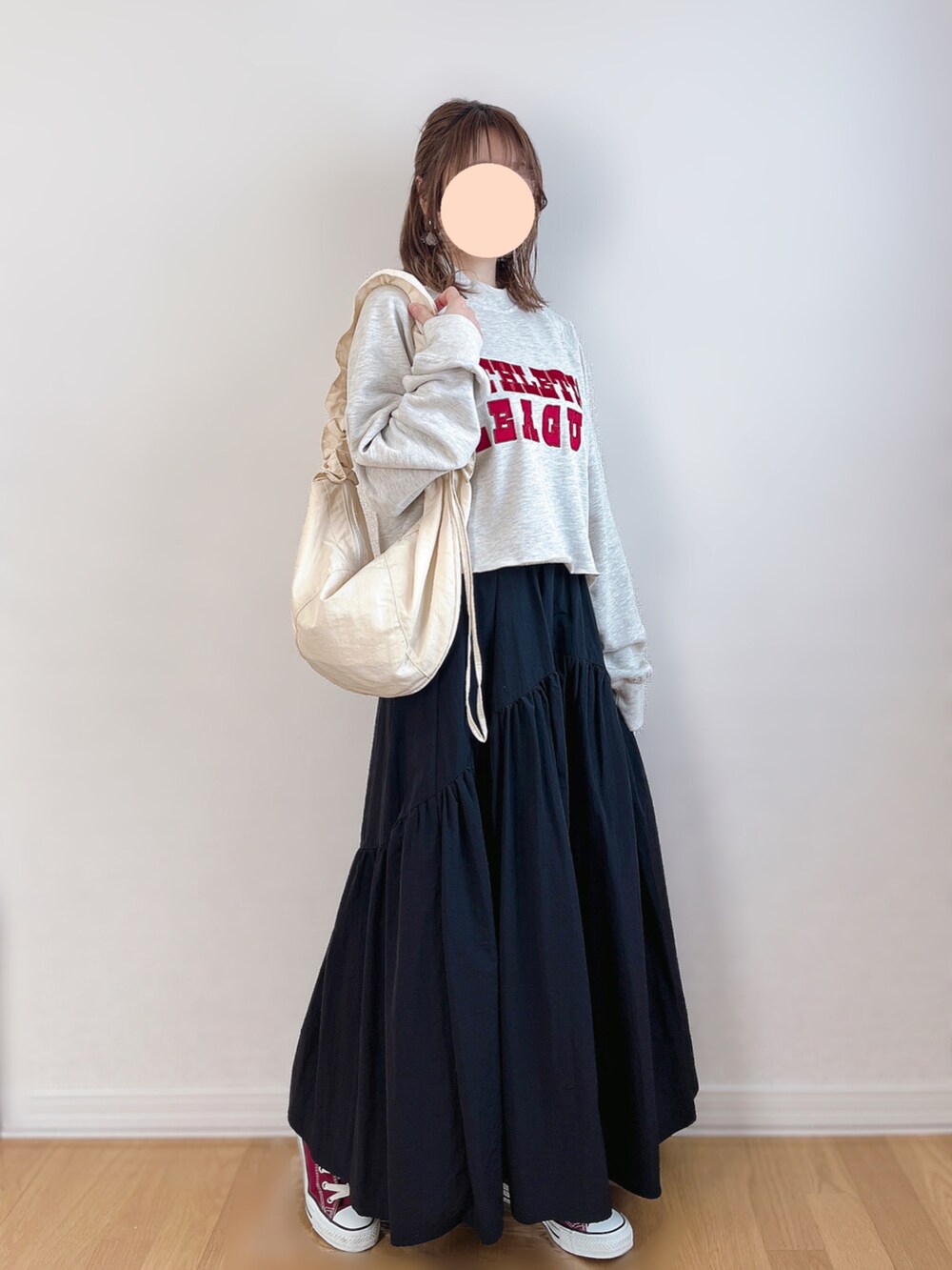 グレー系のスウェット、ホワイト系のTシャツ/カットソー、ブラック系のスカートを着用したレディースの春コーディネートの3枚目の写真