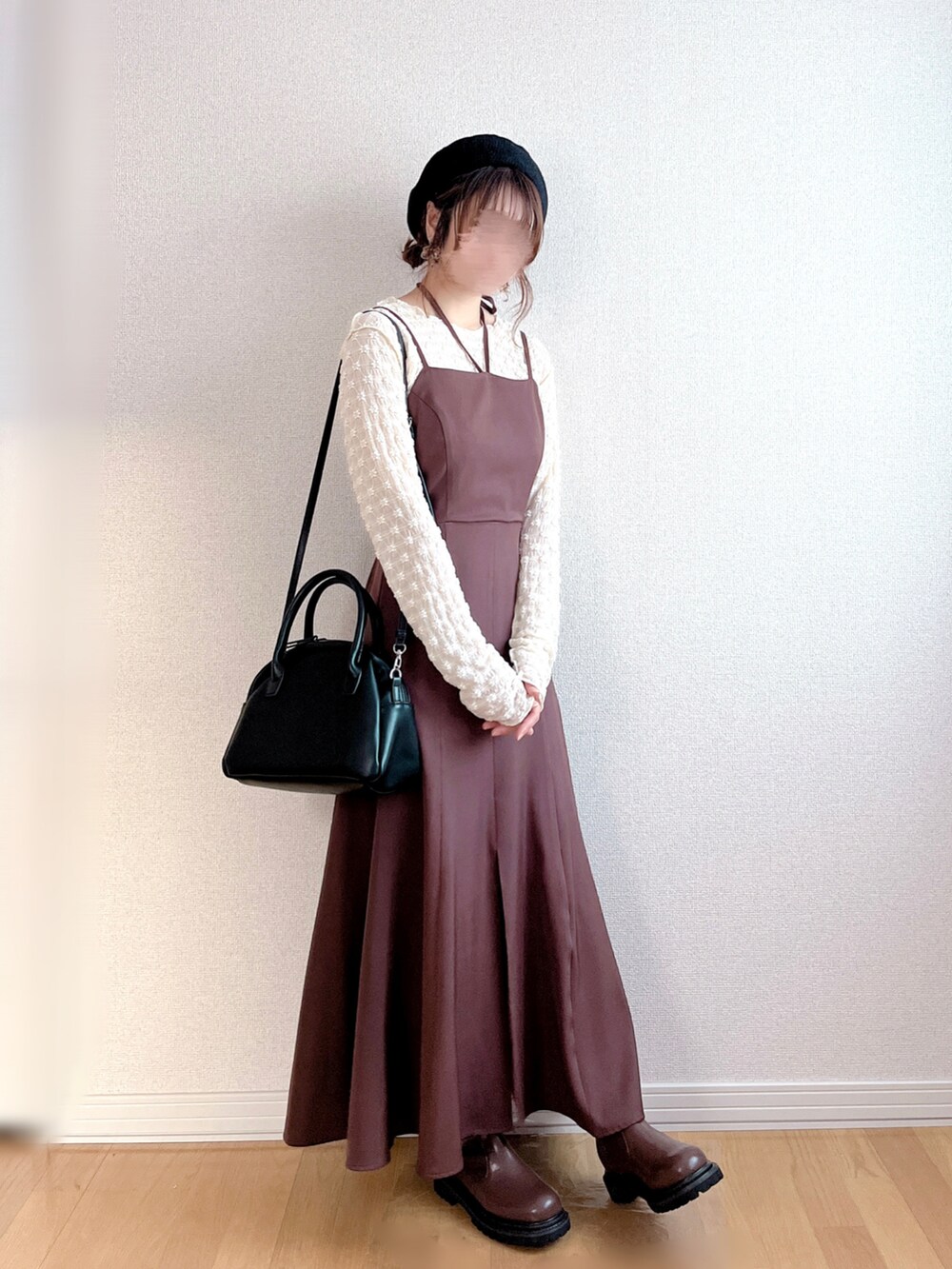 ブラウン系のワンピース、ホワイト系のTシャツ/カットソー、ブラウン系のブーツを着用したレディースの秋コーディネートの2枚目の写真