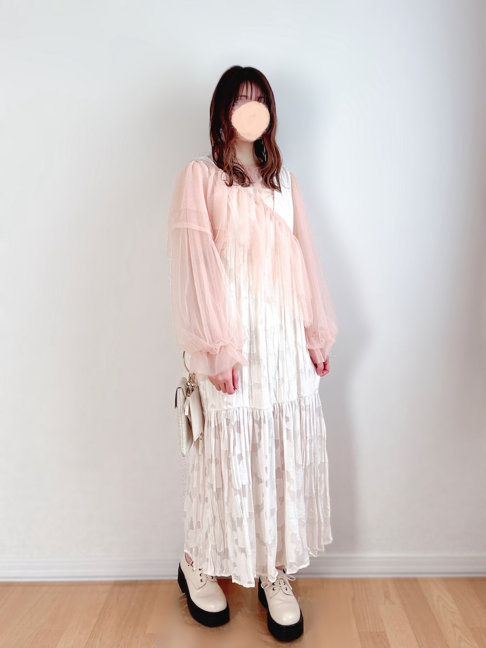 ピンク系のシャツ/ブラウス、ホワイト系のワンピース、ホワイト系のキャミソールを着用したレディースの春コーディネートの3枚目の写真