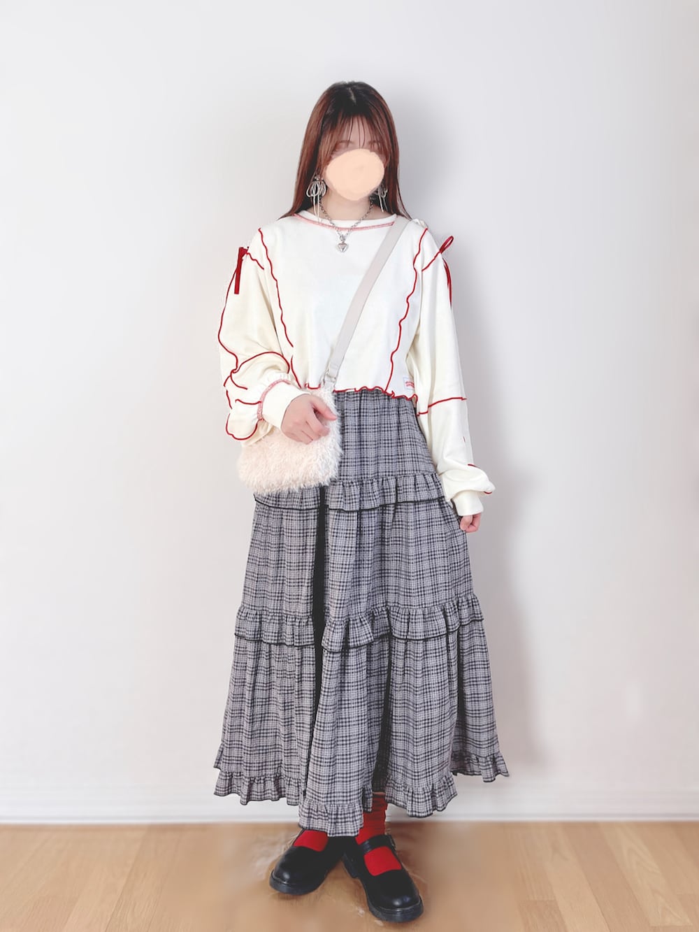 ホワイト系のトップス、グレー系のスカート、ホワイト系のバッグを着用したレディースの秋コーディネートの3枚目の写真