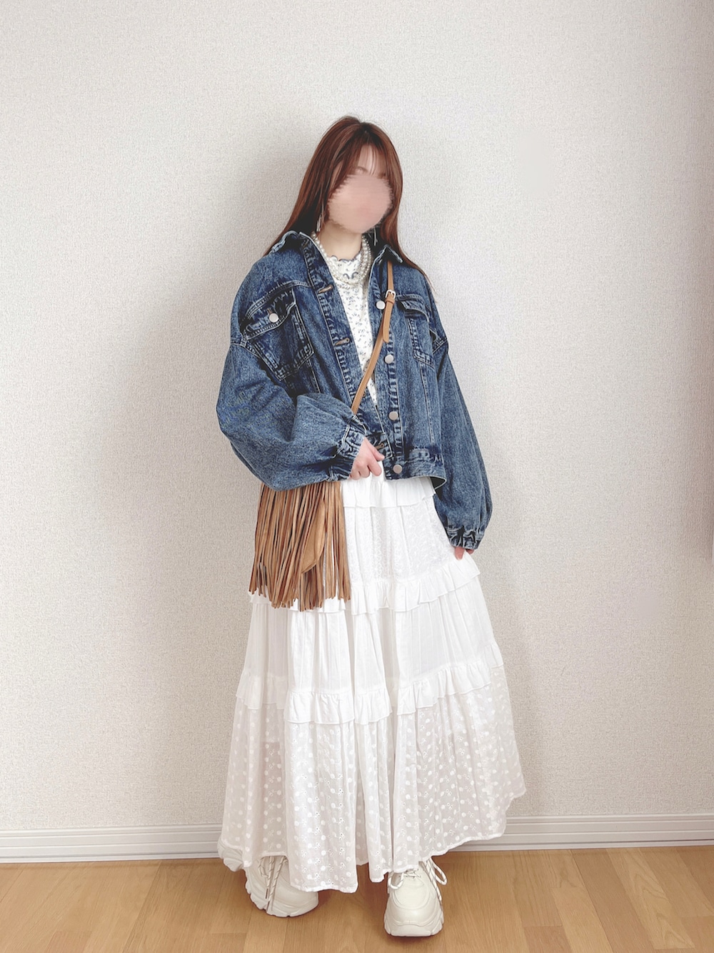 ブルー系のノーカラージャケット、ブルー系のTシャツ/カットソー、ホワイト系のスカートを着用したレディースの春コーディネートの4枚目の写真