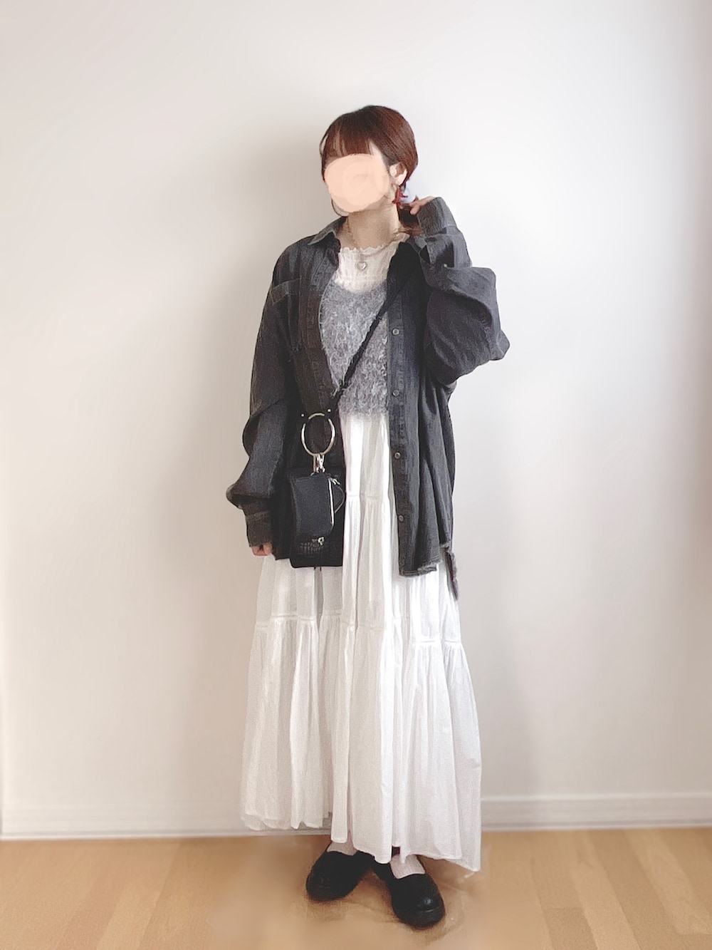 グレー系のキャミソール、ホワイト系のワンピース、ブラック系のシャツ/ブラウスを着用したレディースの秋コーディネートの2枚目の写真