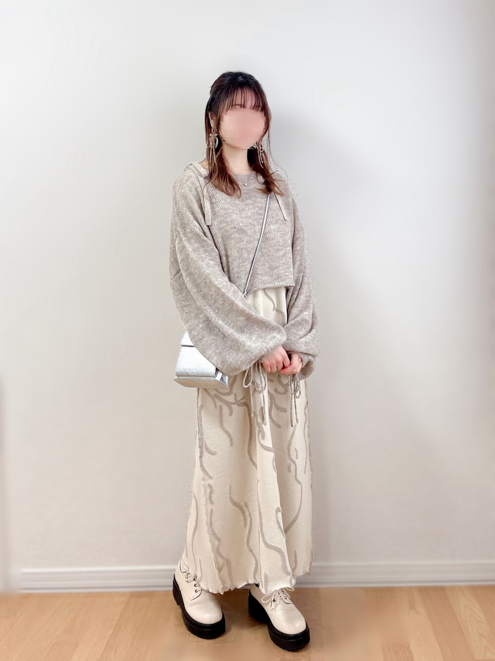 ベージュ系のワンピース、グレー系のニット/セーター、シルバー系のショルダーバッグを着用したレディースの冬コーディネートの4枚目の写真