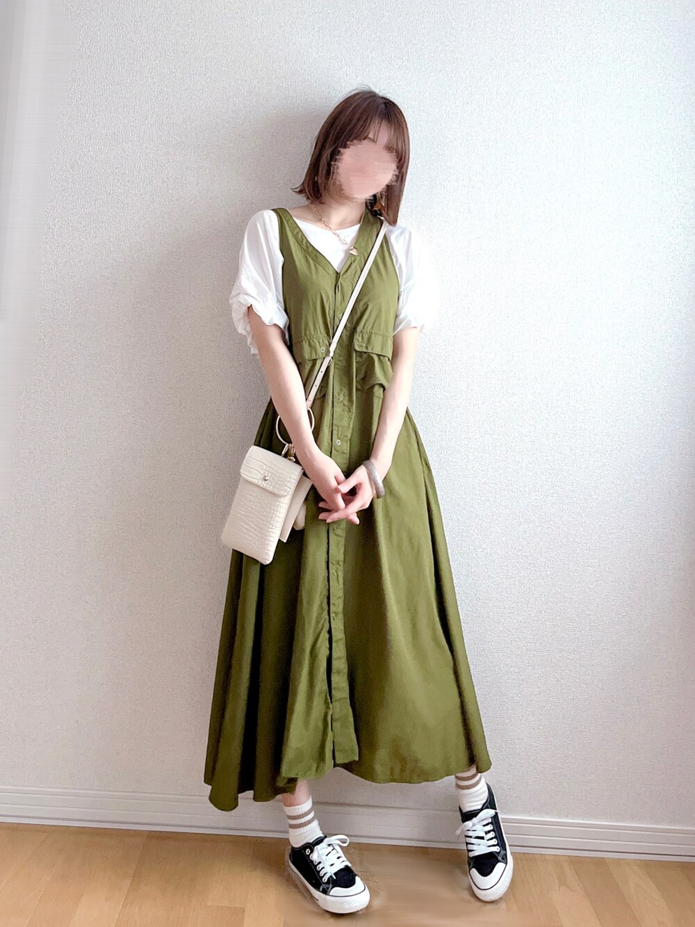 ホワイト系のTシャツ/カットソー、イエロー系のスカート、ブラック系のショルダーバッグを着用したレディースの夏コーディネートの4枚目の写真