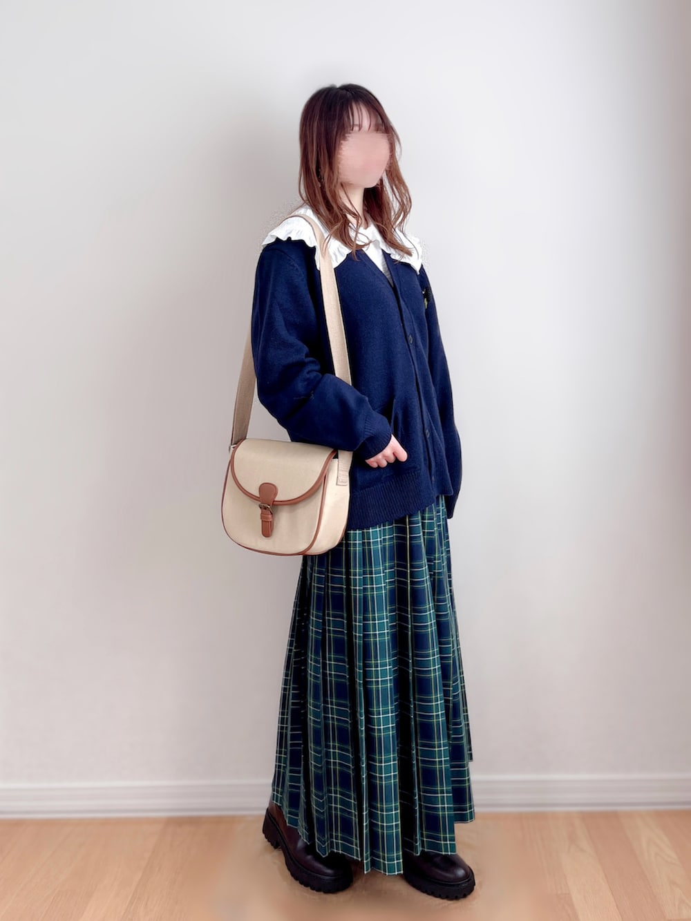 ブルー系のカーディガン/ボレロ、ホワイト系のシャツ/ブラウス、ブルー系のスカートを着用したレディースの冬コーディネートの3枚目の写真