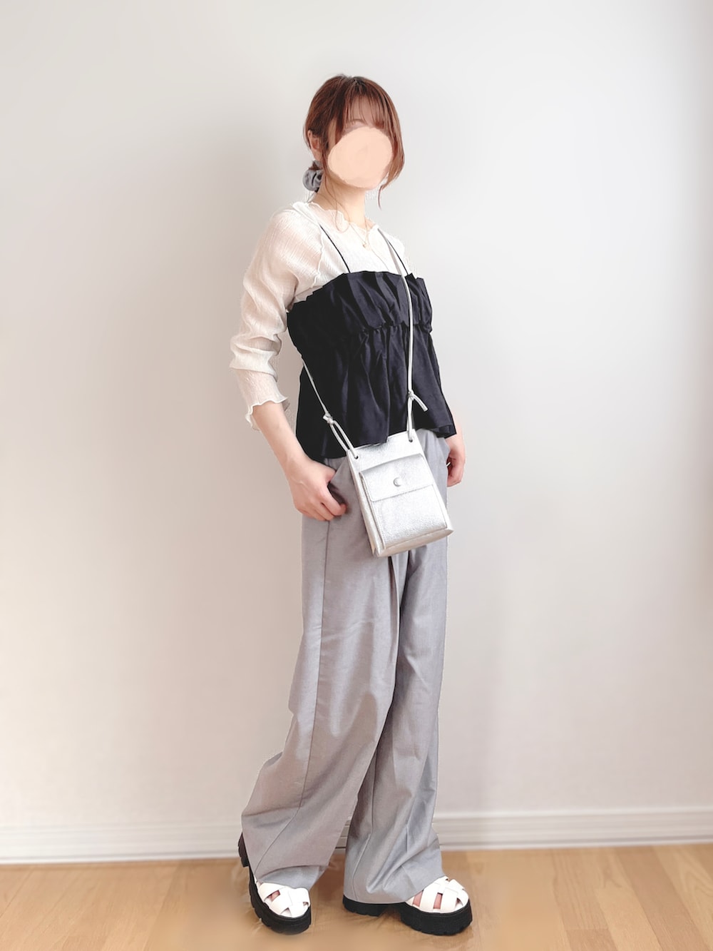 ブラック系のキャミソール、グレー系のスラックス、シルバー系のショルダーバッグを着用したレディースの夏コーディネートの2枚目の写真