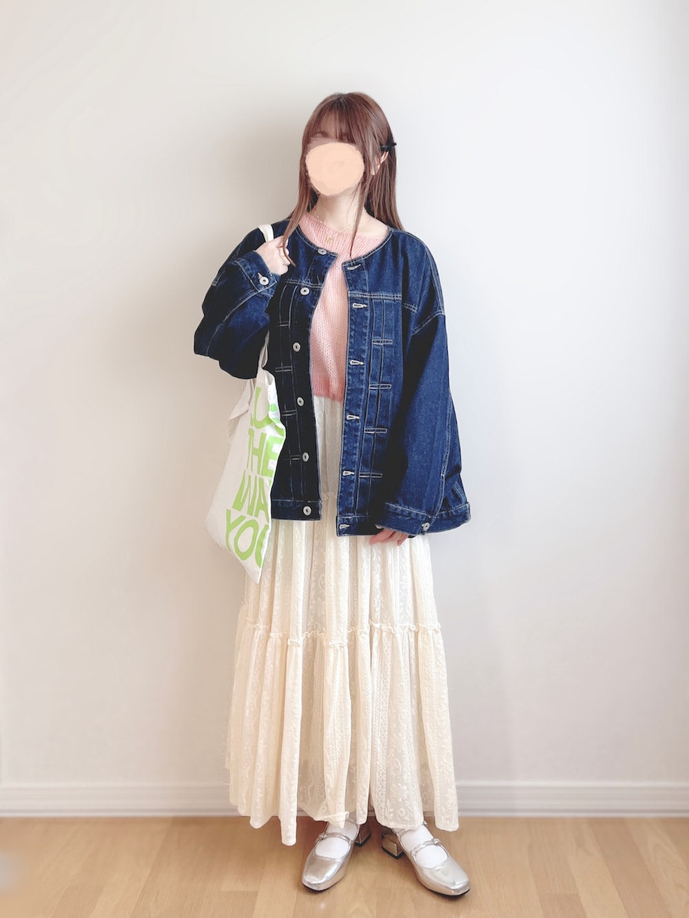 ピンク系のニット/セーター、ホワイト系のスカート、ブルー系のジャケット/アウターを着用したレディースの夏コーディネートの4枚目の写真