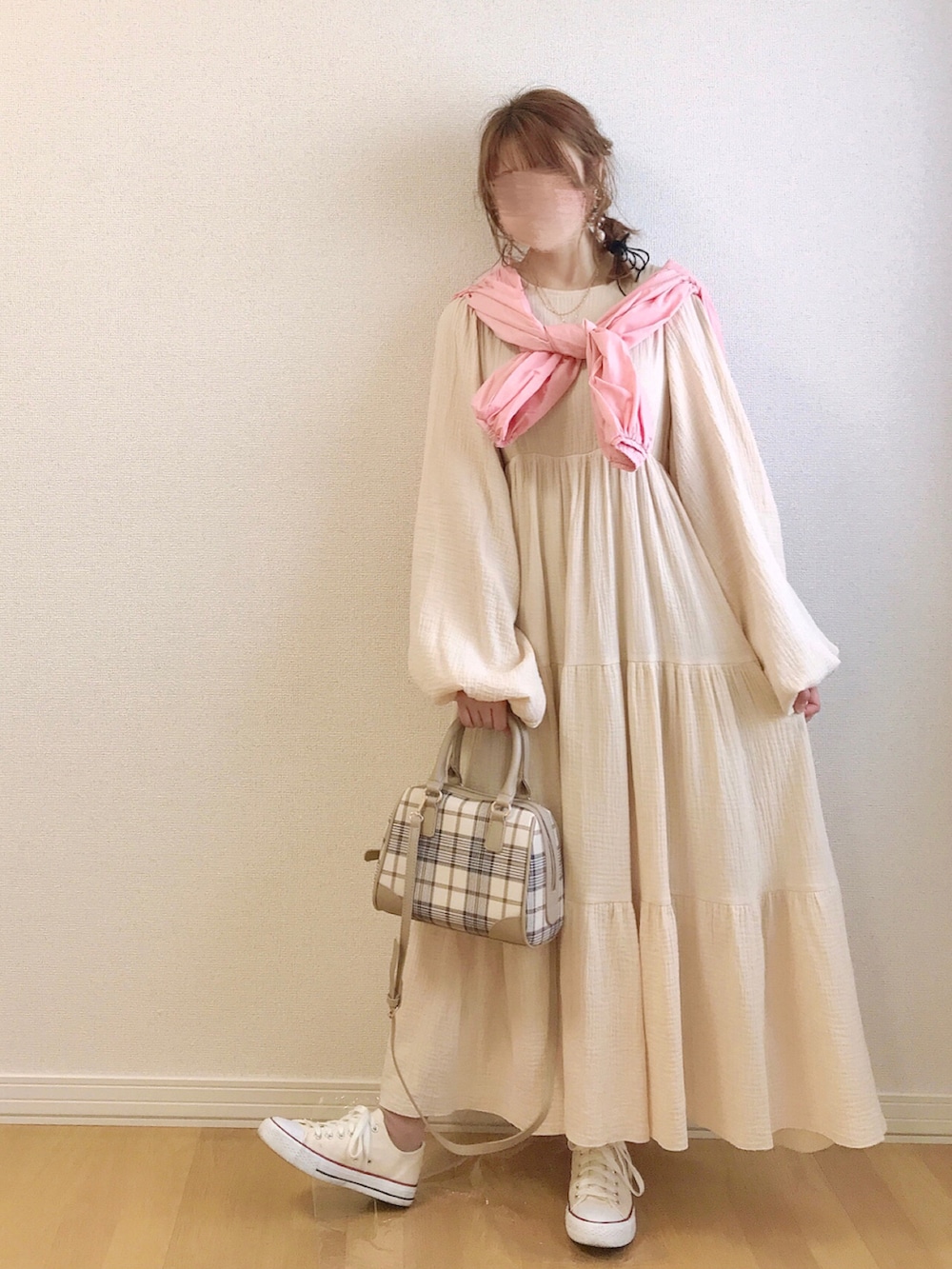 ベージュ系のワンピース、ピンク系のシャツ/ブラウス、ベージュ系のボストンバッグを着用したレディースの春コーディネートの3枚目の写真