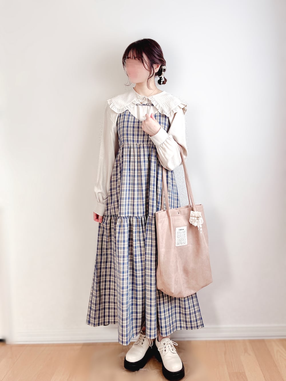 ブラウン系のワンピース、ベージュ系のシャツ/ブラウス、ベージュ系のトートバッグを着用したレディースの春コーディネートの2枚目の写真