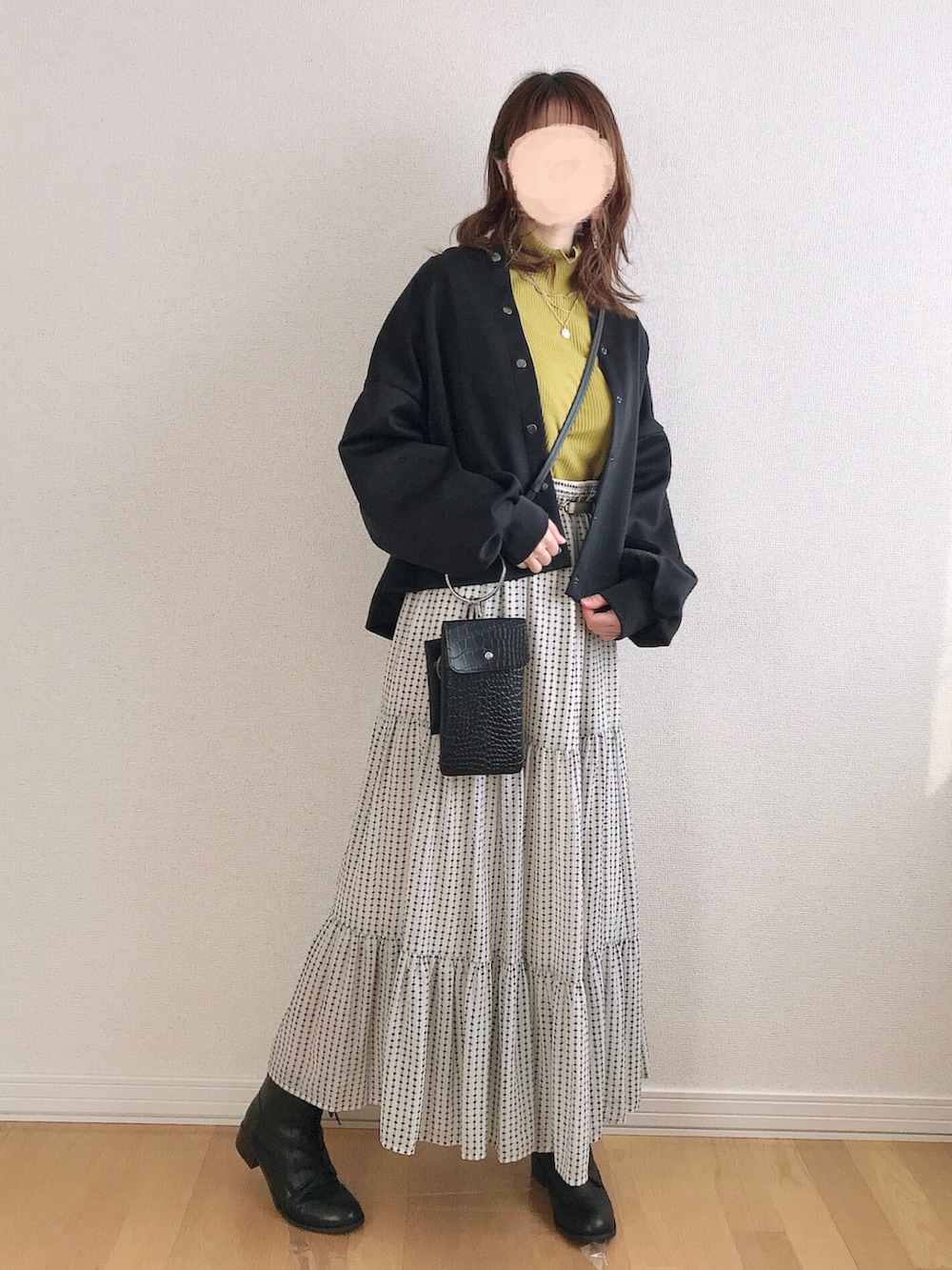 イエロー系のTシャツ/カットソー、ホワイト系のスカート、ブラック系のブーツを着用したレディースの春コーディネートの4枚目の写真