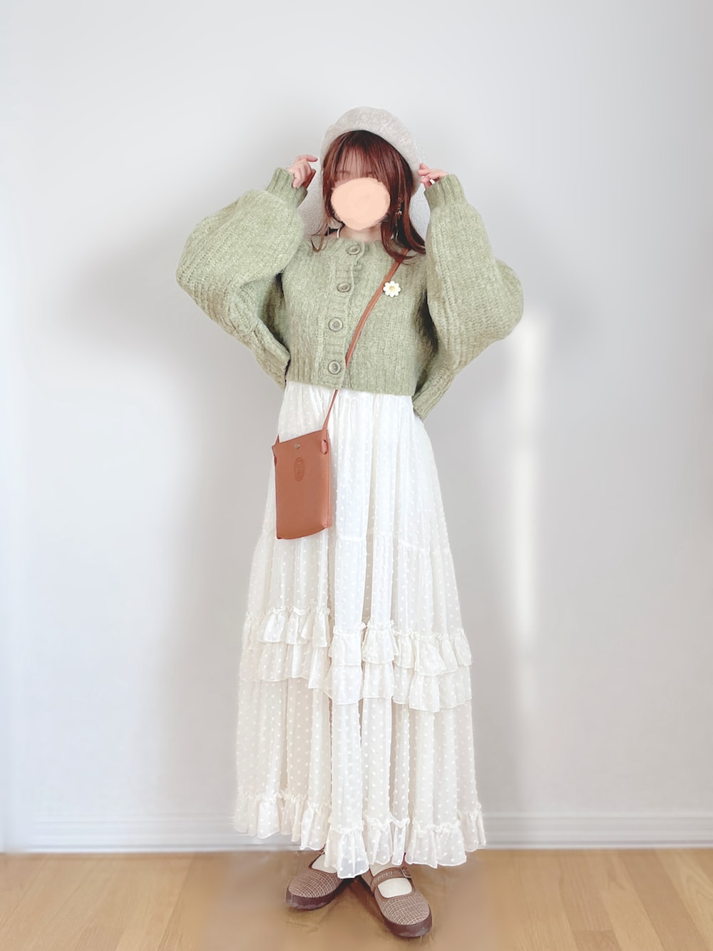 グリーン系のトップス、ホワイト系のTシャツ/カットソー、ホワイト系のワンピースを着用したレディースの冬コーディネートの2枚目の写真