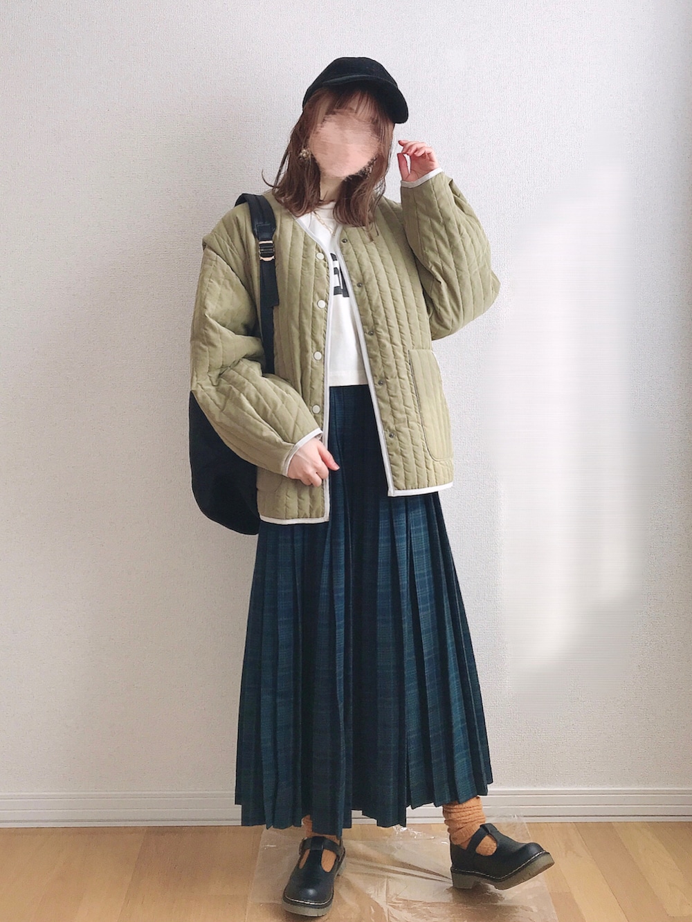 グリーン系のジャケット/アウター、ブルー系のスカート、ホワイト系のスウェットを着用したレディースの冬コーディネートの4枚目の写真