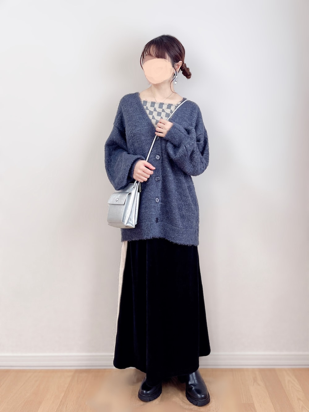 グレー系のカーディガン/ボレロ、グレー系のキャミソール、ブラック系のスカートを着用したレディースの冬コーディネートの2枚目の写真