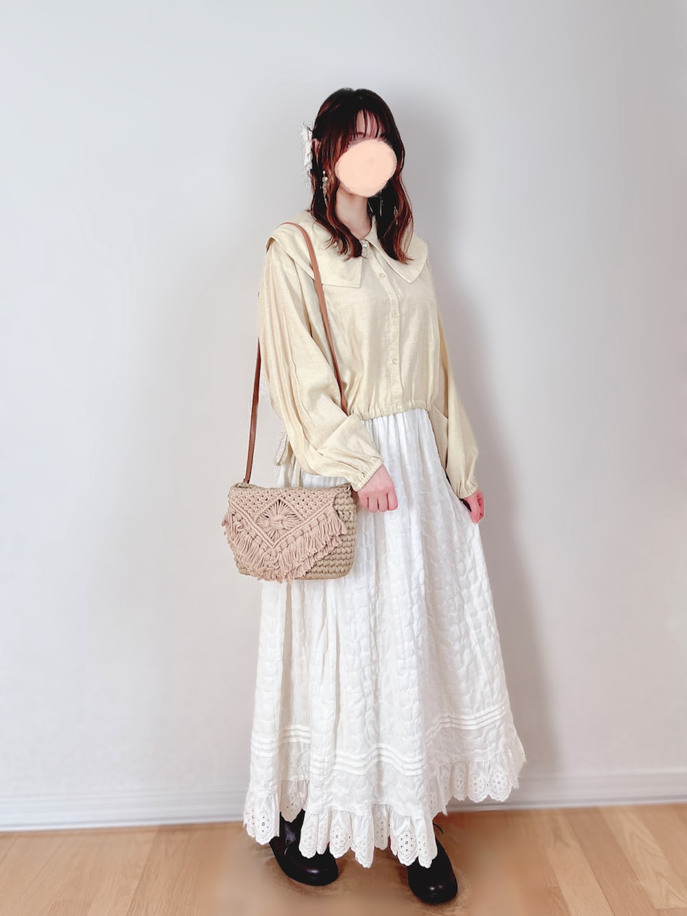 イエロー系のシャツ/ブラウス、ホワイト系のスカート、ブラウン系のドレスシューズを着用したレディースの春コーディネートの2枚目の写真