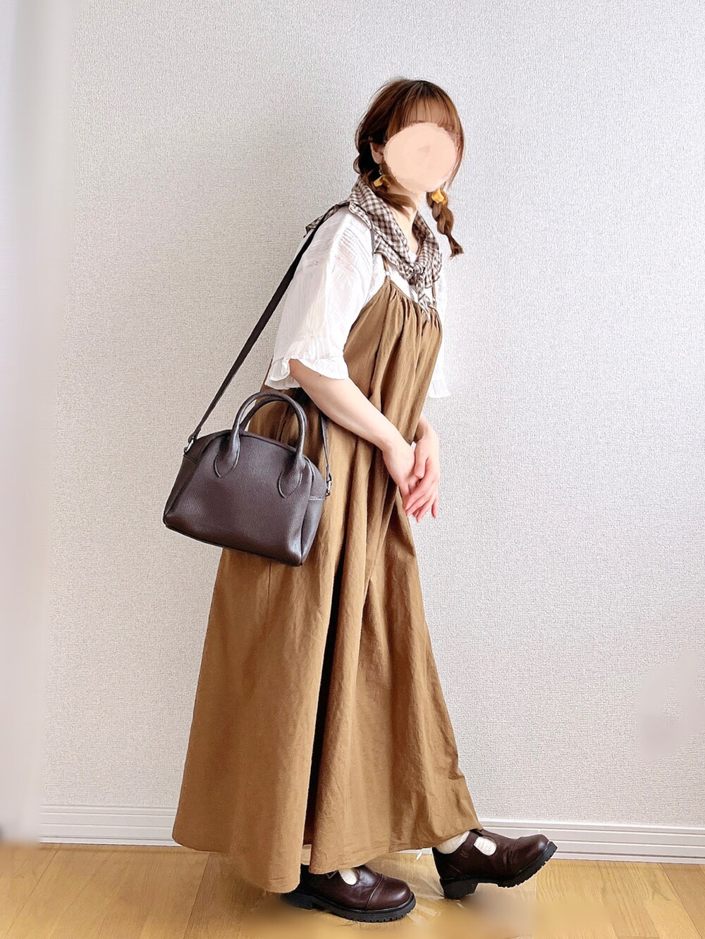 ブラウン系のその他シューズ、ブラウン系のトートバッグを着用したレディースの夏コーディネートの2枚目の写真