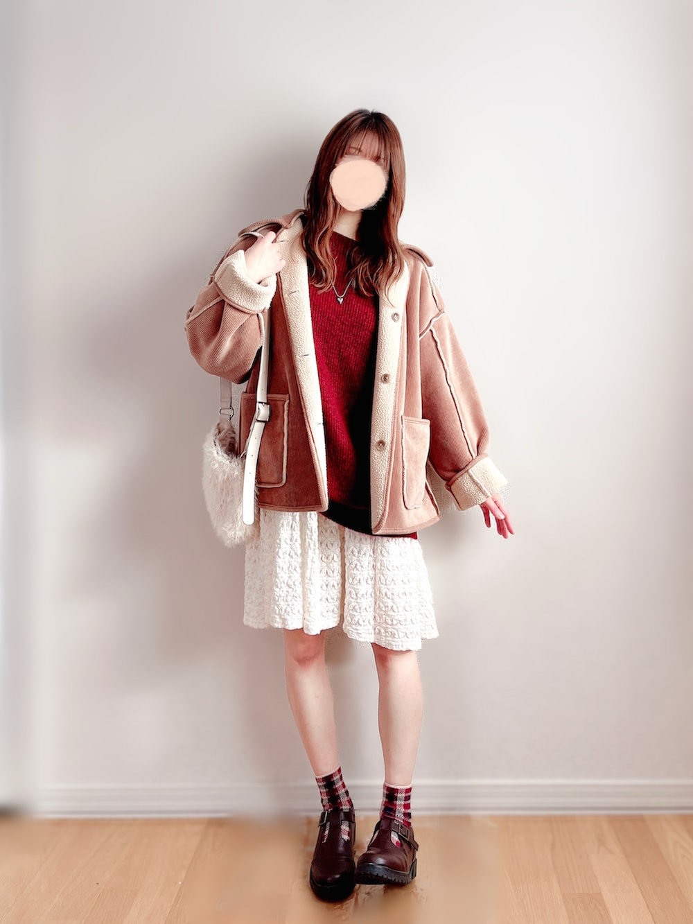 イエロー系のその他アウター、レッド系のニット/セーター、ホワイト系のワンピースを着用したレディースの冬コーディネートの4枚目の写真