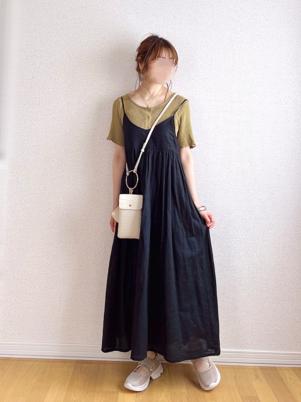 ブラック系のワンピース、グリーン系のTシャツ/カットソー、ベージュ系のスニーカーを着用したレディースの夏コーディネートの2枚目の写真