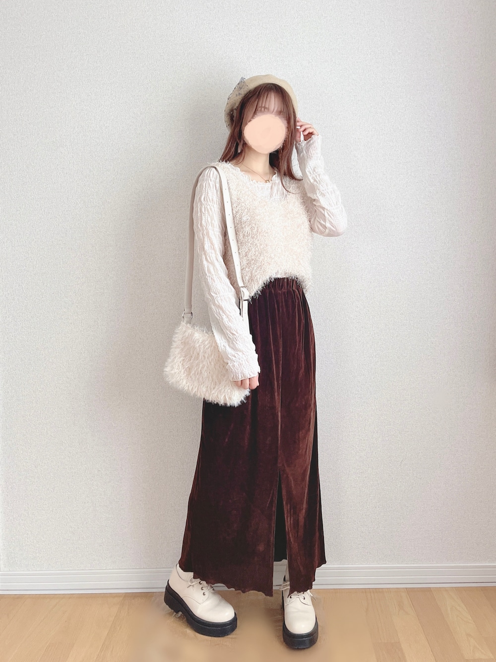 ホワイト系のカーディガン/ボレロ、ホワイト系のキャミソール、ブラウン系のスカートを着用したレディースの冬コーディネートの3枚目の写真