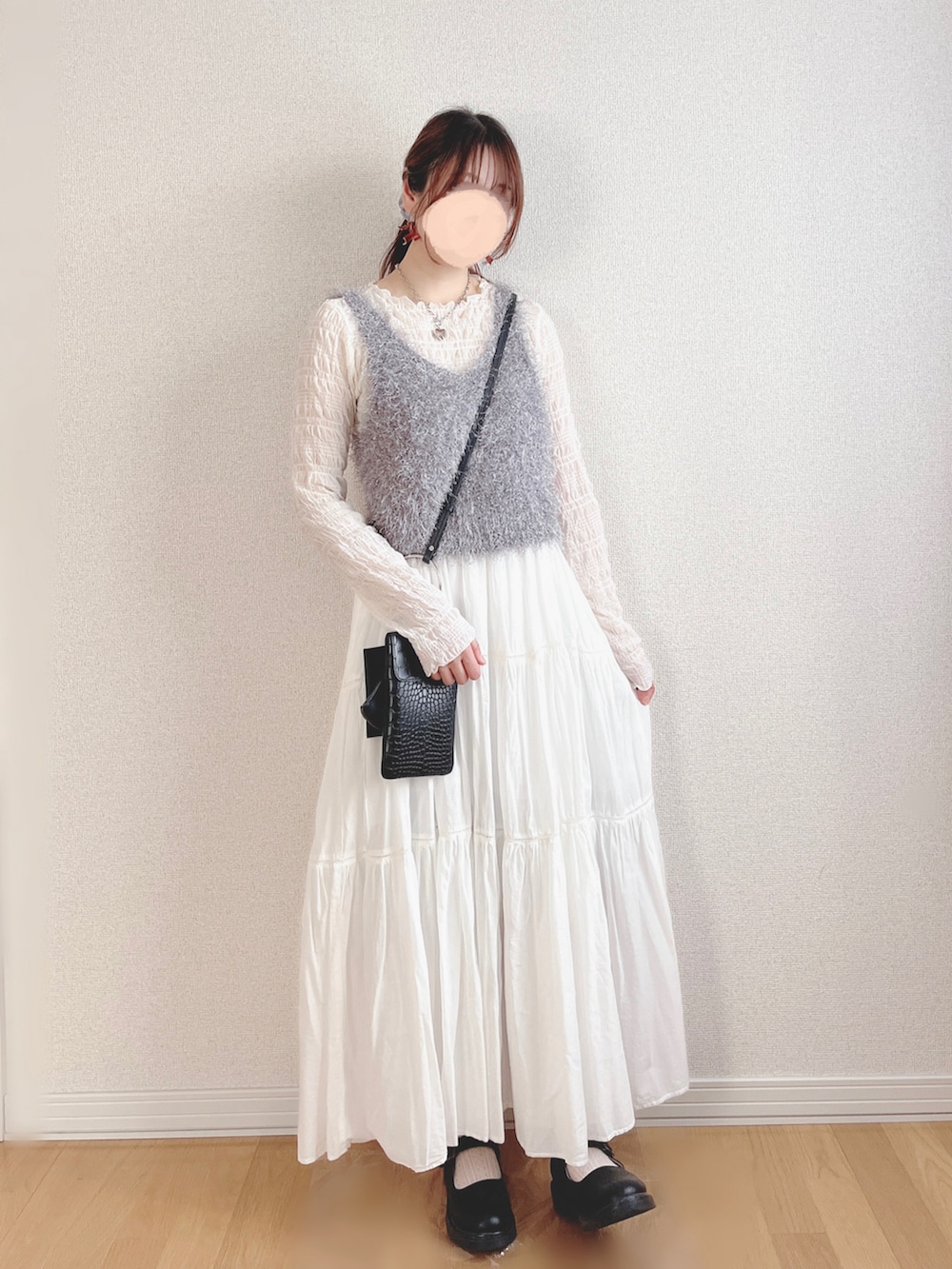 グレー系のキャミソール、ホワイト系のワンピース、ブラック系のシャツ/ブラウスを着用したレディースの秋コーディネートの3枚目の写真