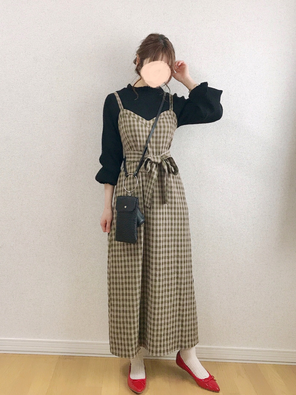 グリーン系のワンピース、ブラウン系のニット/セーター、ブラック系のショルダーバッグを着用したレディースの春コーディネートの4枚目の写真