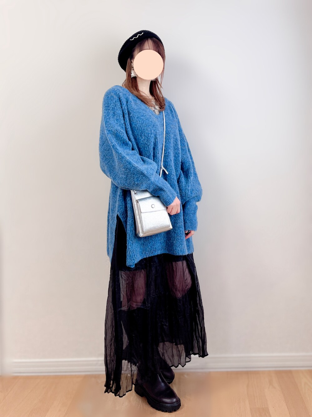 グレー系のテーラードジャケット、グレー系のキャミソール、ブルー系のニット/セーターを着用したレディースの冬コーディネートの3枚目の写真