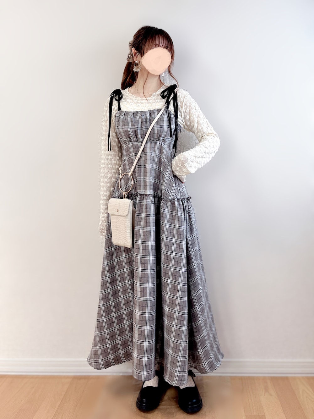 その他のワンピース、ホワイト系のTシャツ/カットソー、ブラック系のその他シューズを着用したレディースの秋コーディネートの3枚目の写真