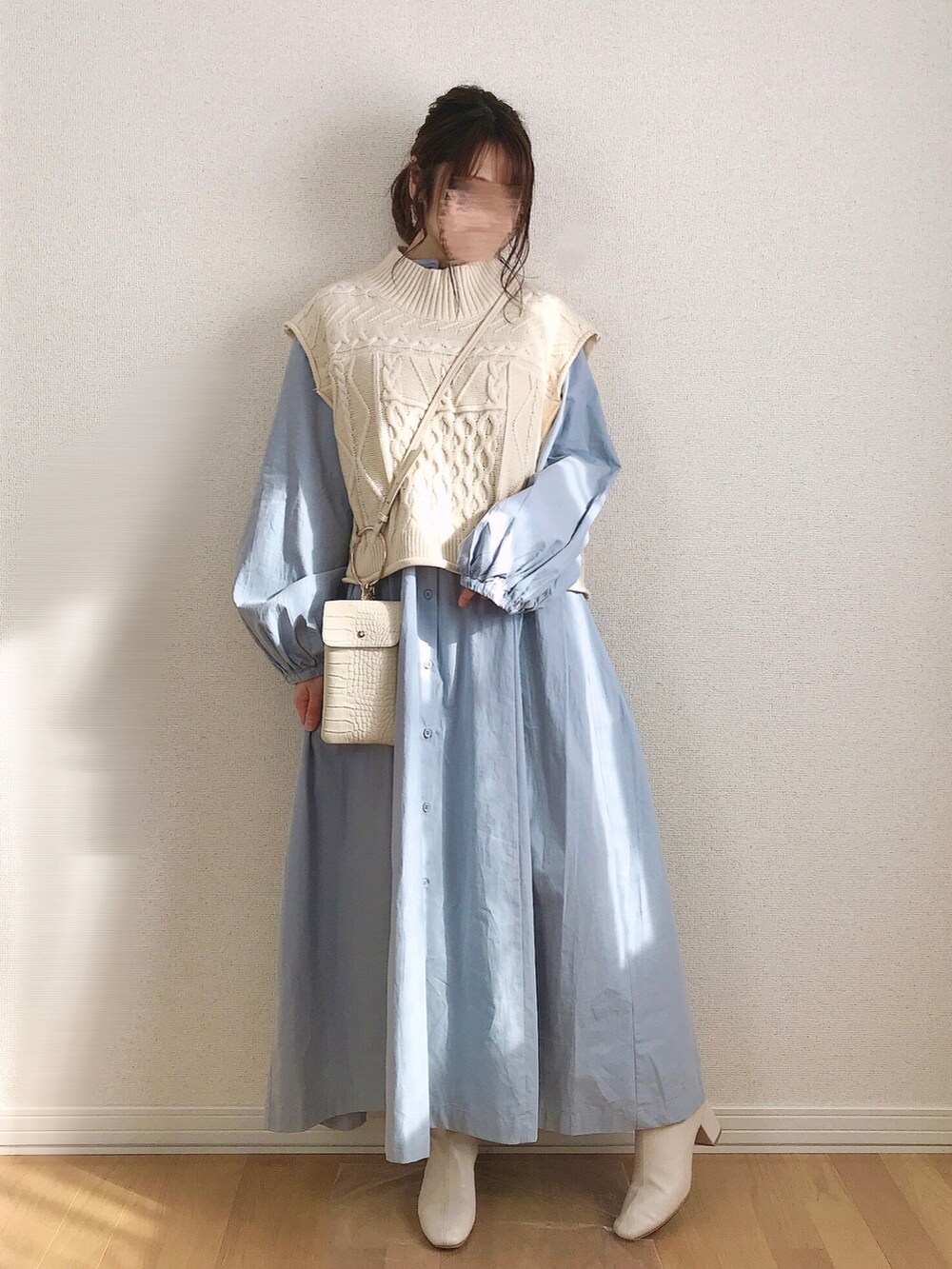 ブルー系のシャツワンピース、ホワイト系のシャツ/ブラウス、ベージュ系のワンピース/ドレスを着用したレディースの冬コーディネートの4枚目の写真