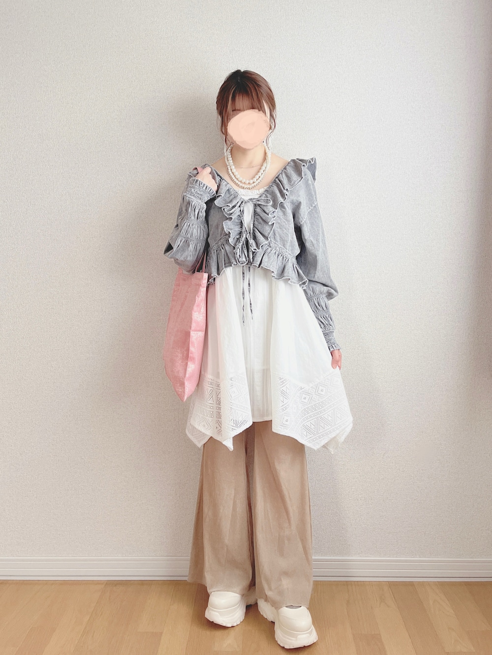 グレー系のシャツ/ブラウス、ホワイト系のワンピース、ベージュ系のその他パンツを着用したレディースの春コーディネートの4枚目の写真