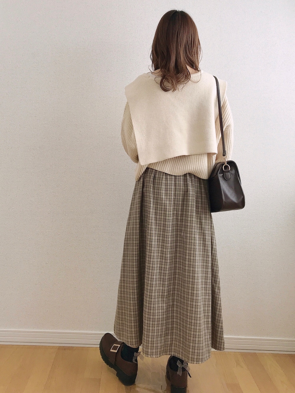 ホワイト系のTシャツ/カットソー、ブラウン系のローファー、ブラウン系のショルダーバッグを着用したレディースの冬コーディネートの4枚目の写真