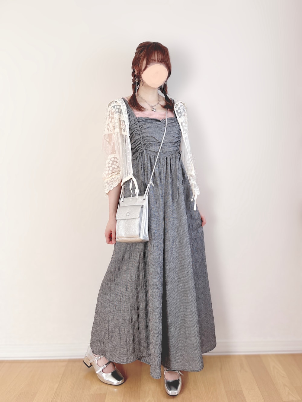 ブラック系のつなぎ/オールインワン、ピンク系のトップス、シルバー系のパンプスを着用したレディースの夏コーディネートの3枚目の写真