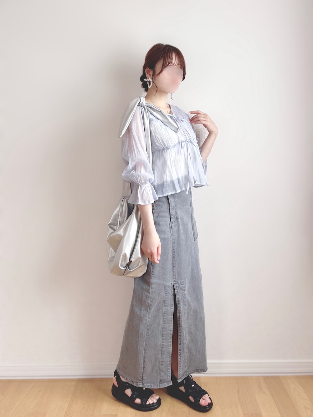 グレー系のシャツ/ブラウス、グレー系のデニムスカート、シルバー系のハンドバッグを着用したレディースの秋コーディネートの3枚目の写真