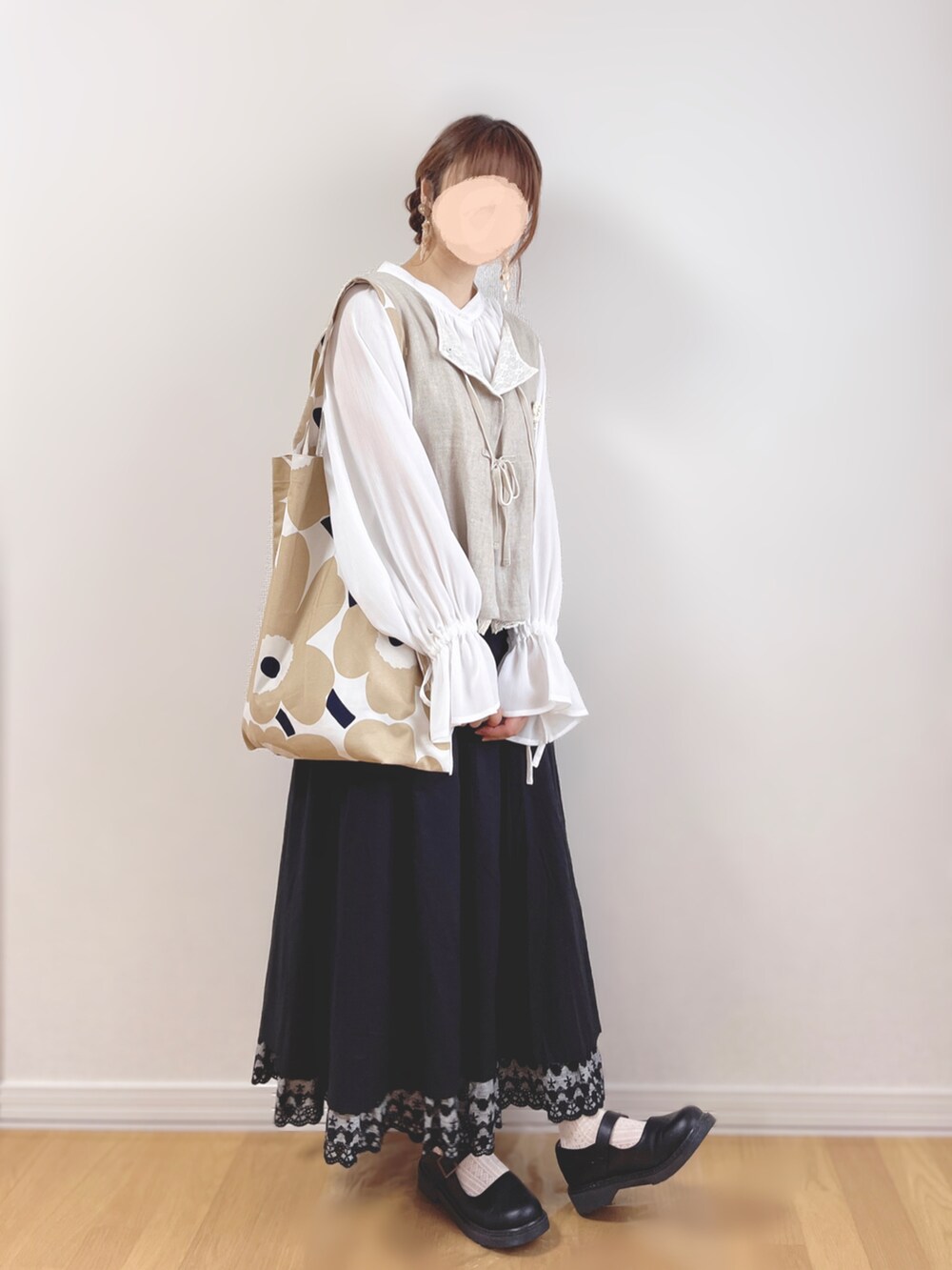 ベージュ系のトートバッグ、ブラック系のその他シューズ、ホワイト系のシャツ/ブラウスを着用したレディースの秋コーディネートの3枚目の写真