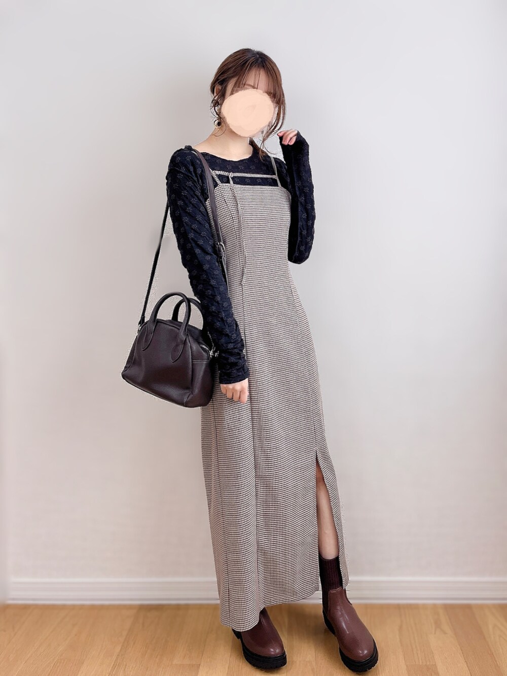 イエロー系のカーディガン/ボレロ、ブラウン系のワンピース、ブラック系のTシャツ/カットソーを着用したレディースの冬コーディネートの2枚目の写真