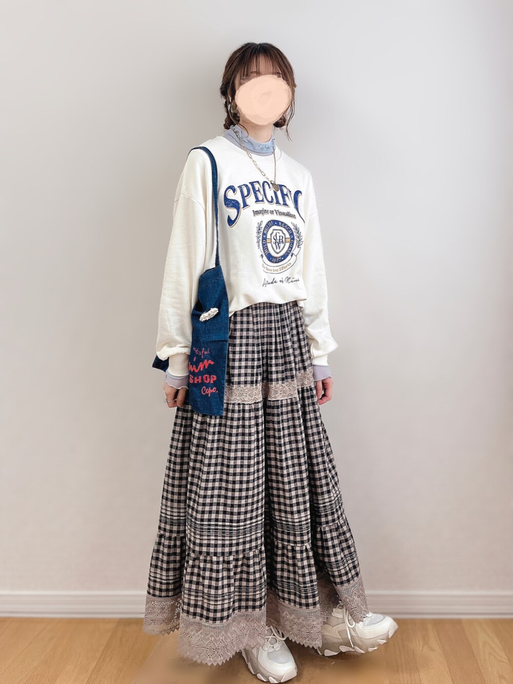 ホワイト系のスウェット、ブルー系のTシャツ/カットソー、ベージュ系のスニーカーを着用したレディースの春コーディネートの2枚目の写真