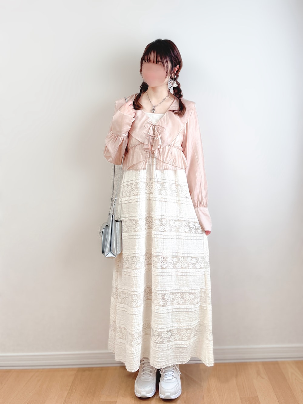 ピンク系のシャツ/ブラウス、ホワイト系のワンピース、ベージュ系のスニーカーを着用したレディースの夏コーディネートの4枚目の写真