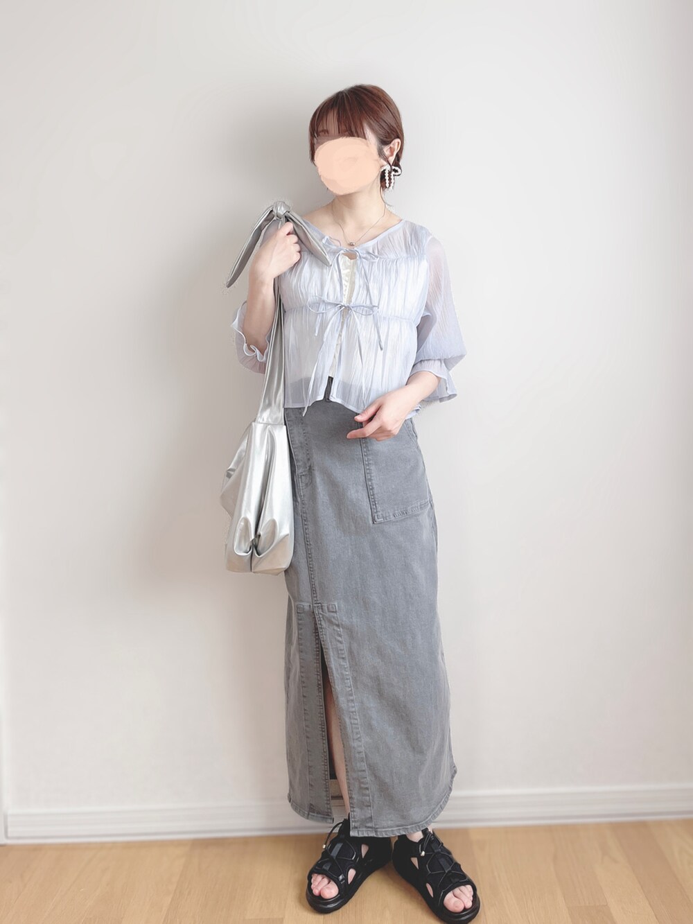 グレー系のシャツ/ブラウス、グレー系のデニムスカート、シルバー系のハンドバッグを着用したレディースの秋コーディネートの2枚目の写真