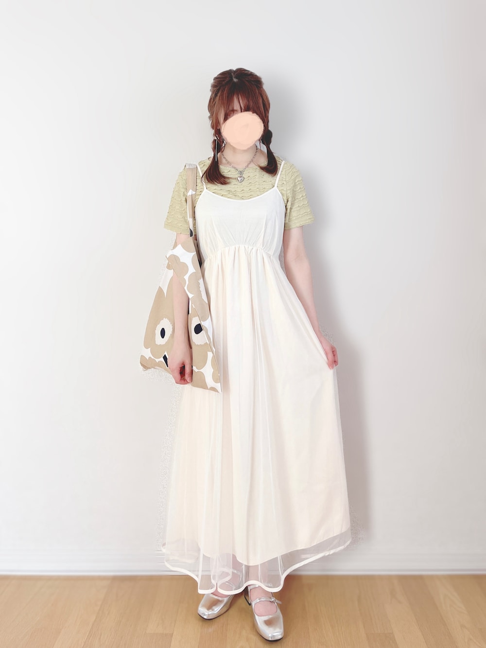 ホワイト系のワンピース、ベージュ系のトートバッグ、シルバー系のパンプスを着用したレディースの秋コーディネートの2枚目の写真