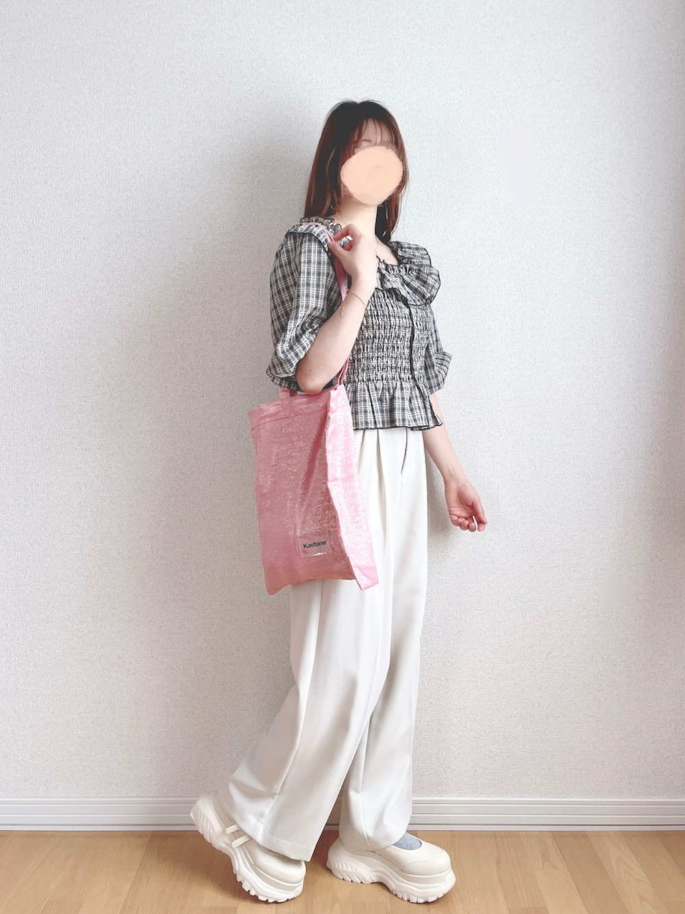 ホワイト系のスラックス、ホワイト系のスニーカー、ブルー系のシャツ/ブラウスを着用したレディースの夏コーディネートの3枚目の写真