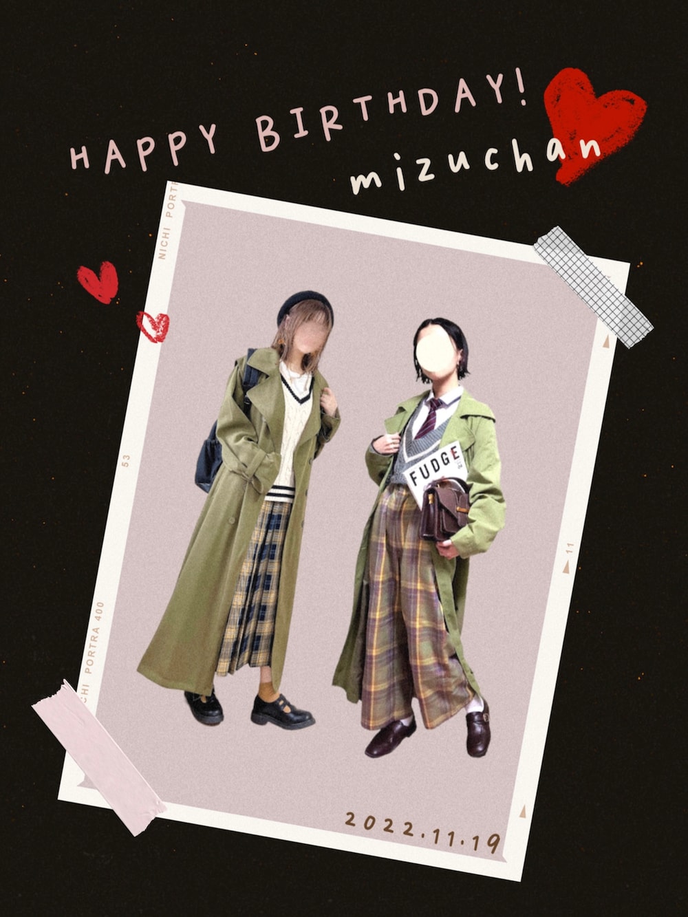 ブルー系のカーディガン/ボレロ、グレー系のジャンパースカート、ホワイト系のシャツ/ブラウスを着用したレディースの秋コーディネートの4枚目の写真