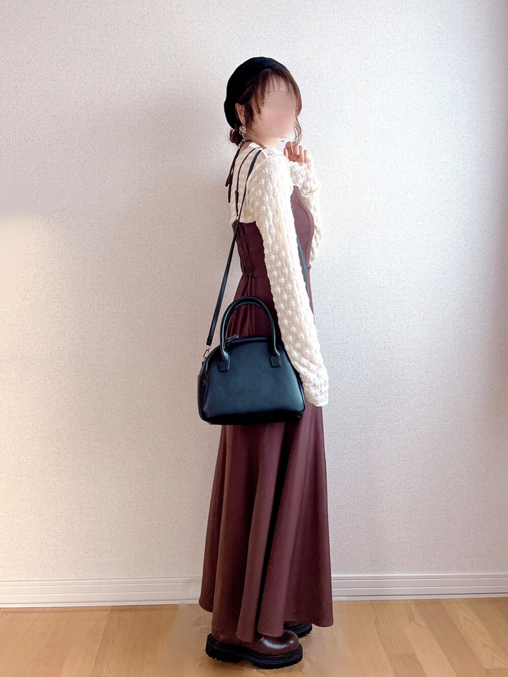 ブラウン系のワンピース、ホワイト系のTシャツ/カットソー、ブラウン系のブーツを着用したレディースの秋コーディネートの3枚目の写真