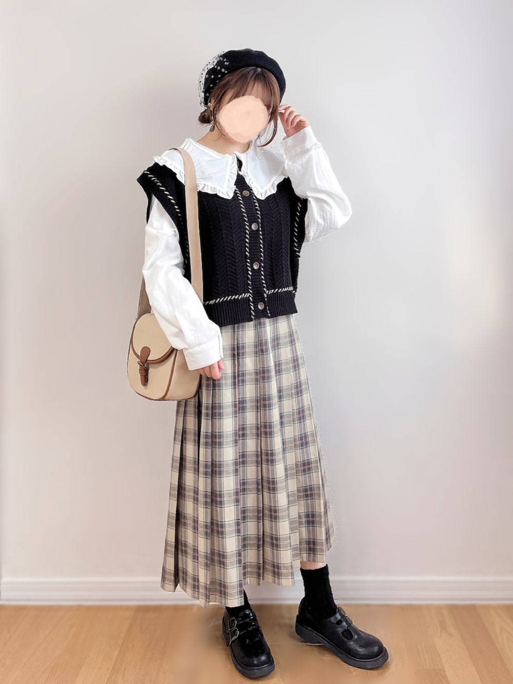 ホワイト系のシャツ/ブラウス、ブラック系のベスト、ベージュ系のスカートを着用したレディースの冬コーディネートの4枚目の写真