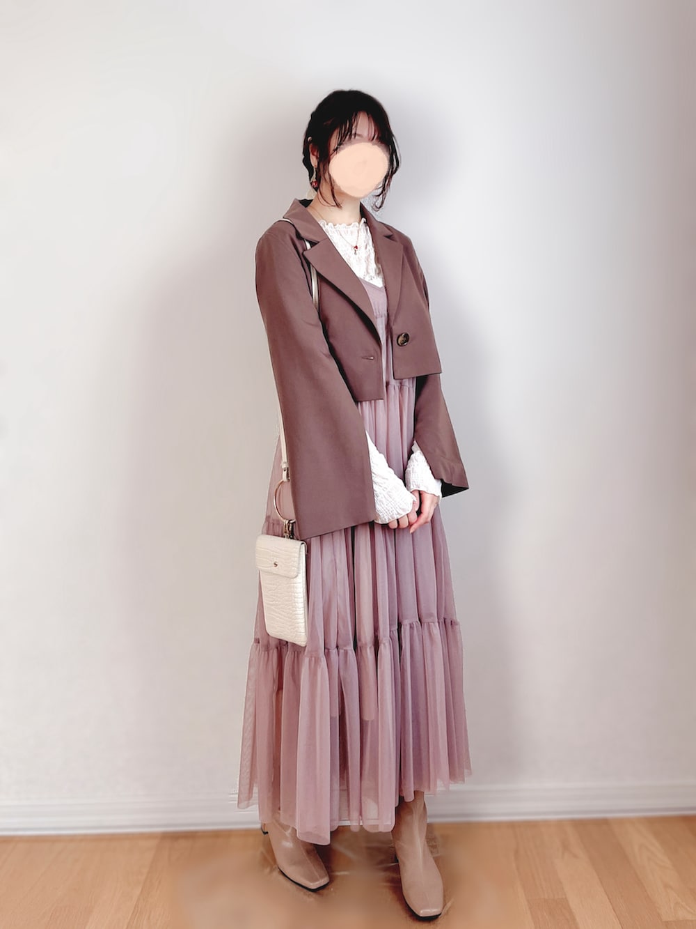 ブラウン系のテーラードジャケット、ピンク系のワンピース/ドレス、ホワイト系のTシャツ/カットソーを着用したレディースの春コーディネートの3枚目の写真