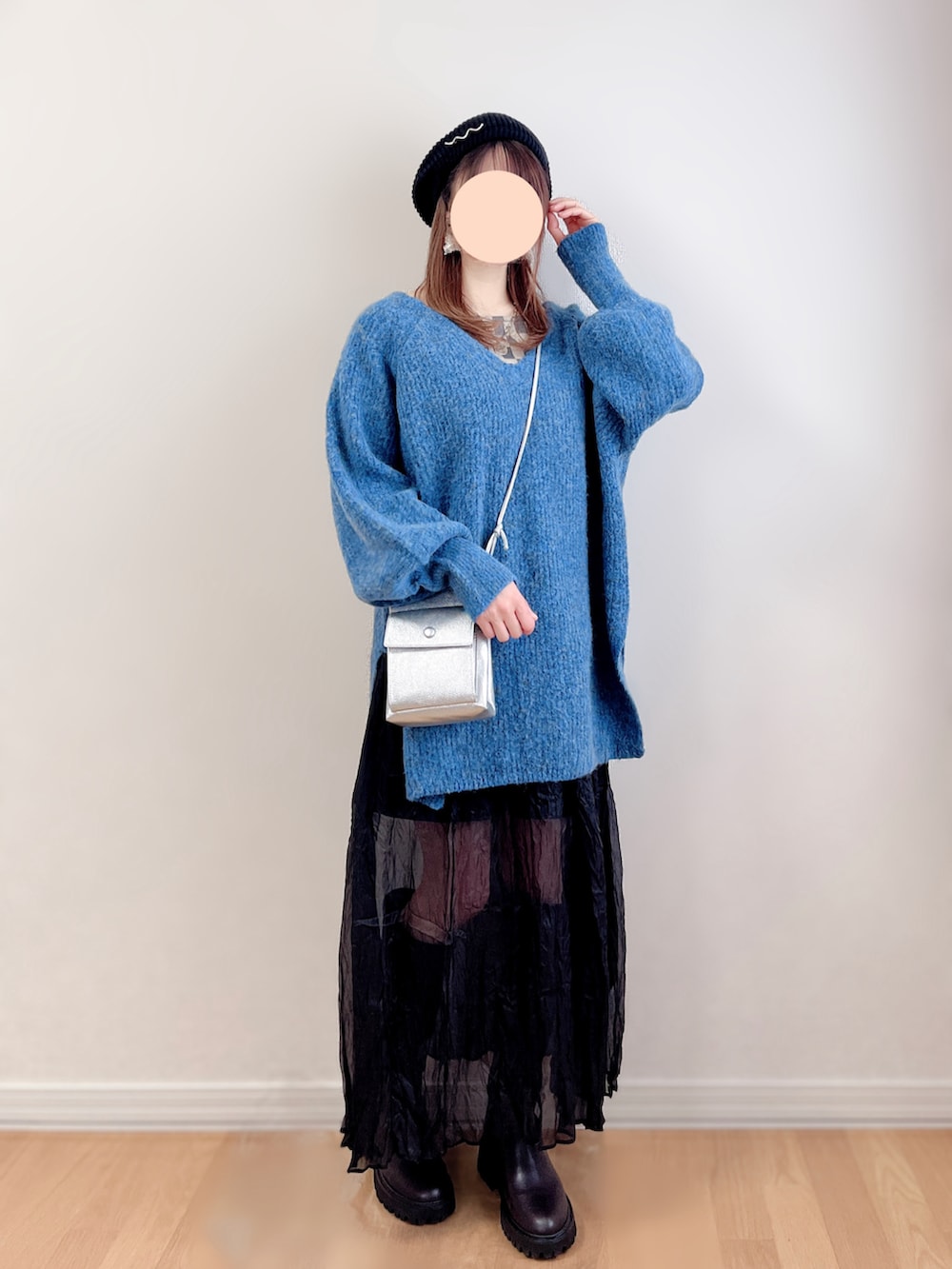 グレー系のテーラードジャケット、グレー系のキャミソール、ブルー系のニット/セーターを着用したレディースの冬コーディネートの2枚目の写真