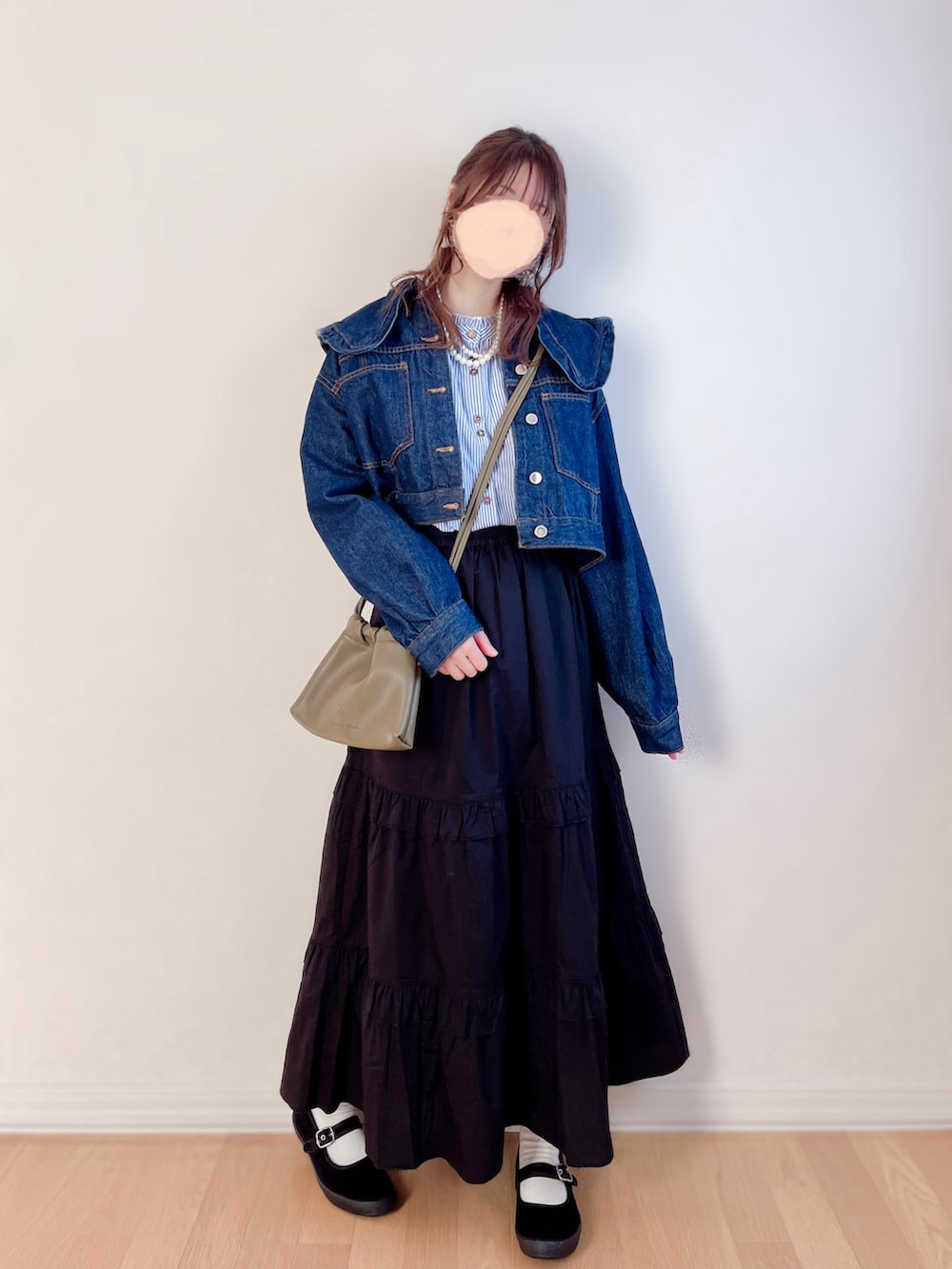 ブルー系のジャケット/アウター、ブルー系のシャツ/ブラウス、ブラック系のスカートを着用したレディースの春コーディネートの2枚目の写真